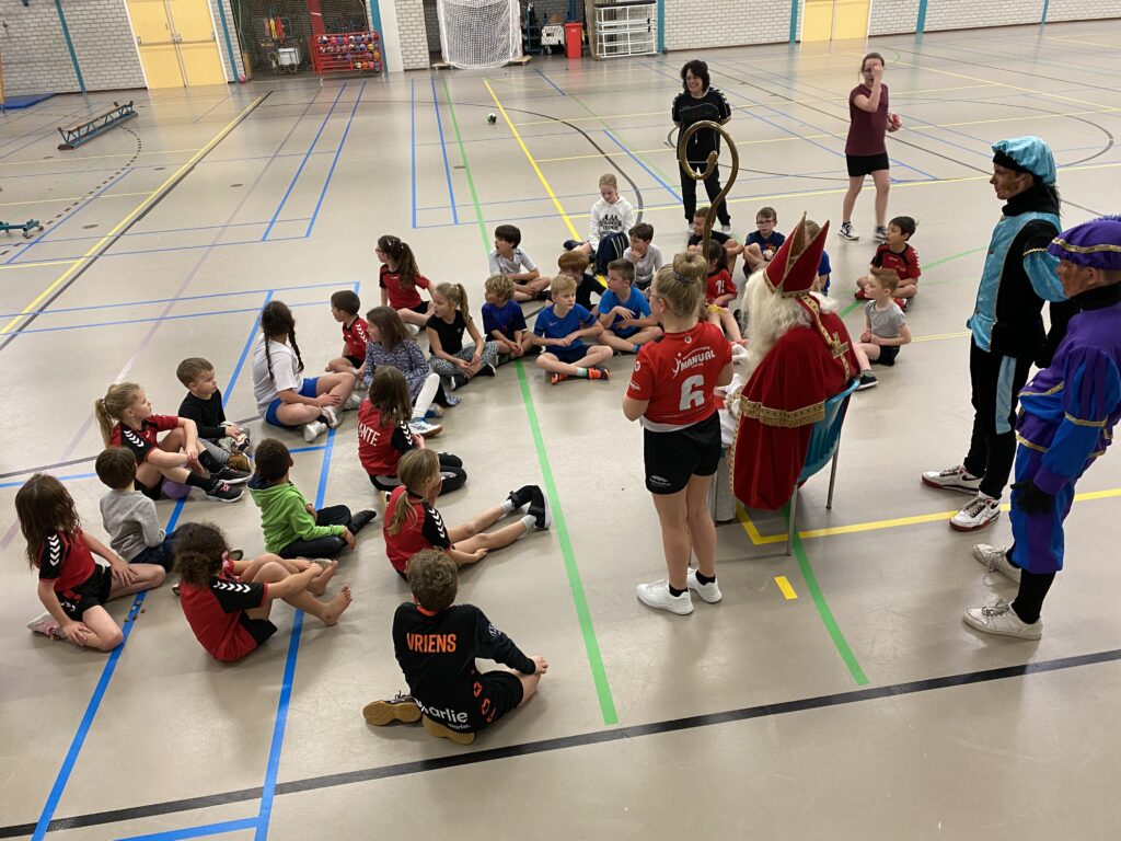 Sinterklaas op bezoek bij de handbaltraining