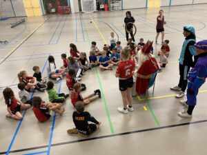 Sinterklaas op bezoek bij de handbaltraining