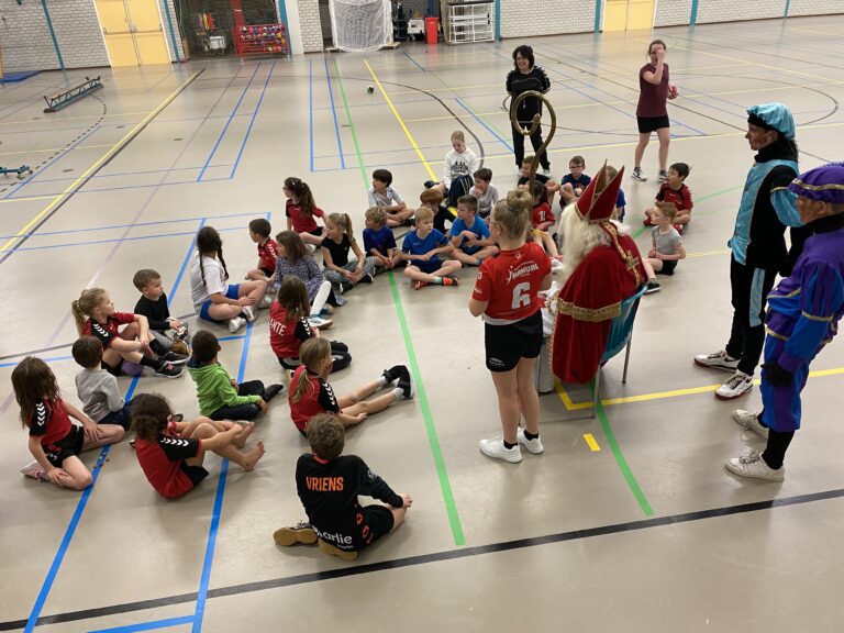 Sinterklaas op bezoek bij de handbaltraining